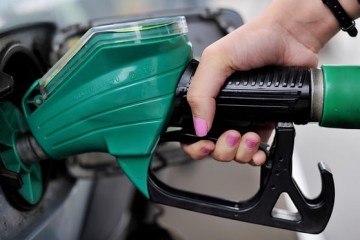 Oil Imports Can Halve by Banning New Petrol and Diesel Cars in UK 2030